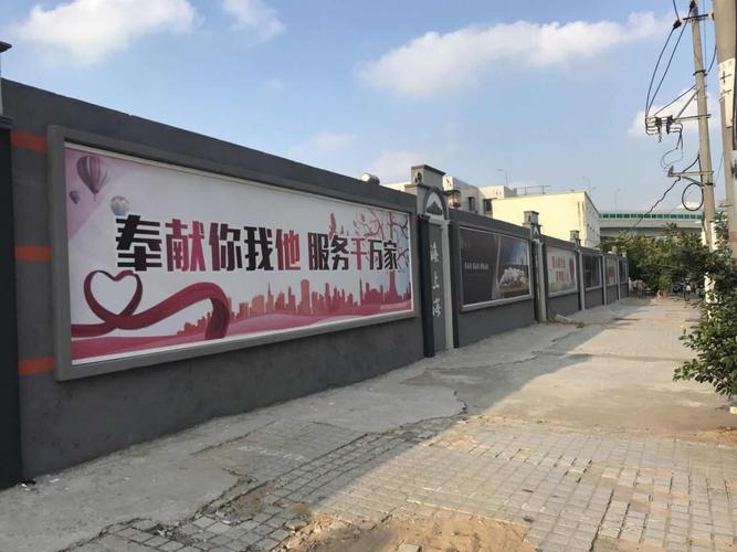龙华区房屋征收局深入巡查棚改工地 护航十九大户外公益广告宣传阵地
